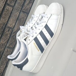 Adidas Superstar 🤍 & 🖤 Men's size 9